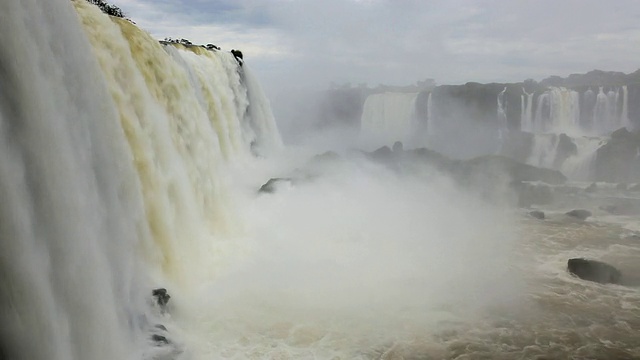 快速流动的水的伊瓜苏瀑布，Foz Do Iguacu，巴西，南美洲视频素材