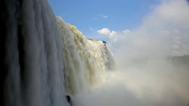 水流的力量流过伊瓜苏瀑布，Foz Do Iguacu，巴西，南美洲视频素材