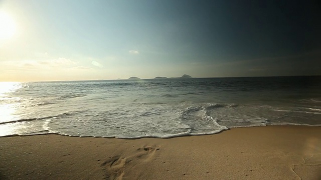 依帕内玛海滩和碎浪，脚步渐渐远去视频素材