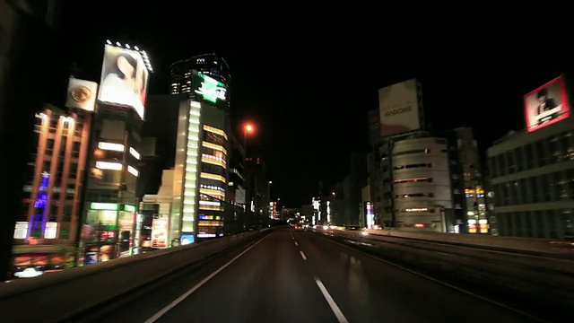 日本东京，夜间高速公路上行驶的车辆视频素材