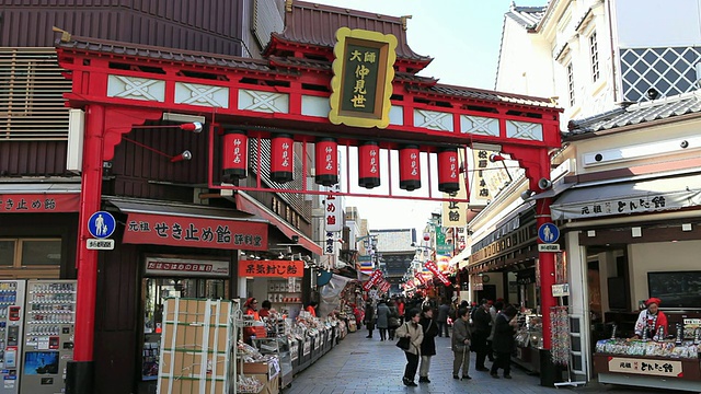 MS People walking on street /川崎，神奈川，日本视频素材