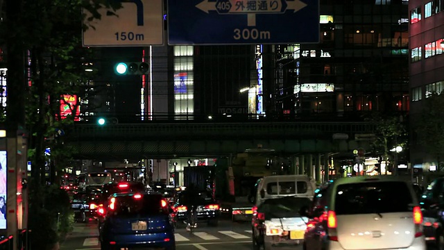 日本东京新桥街道上的交通视频素材