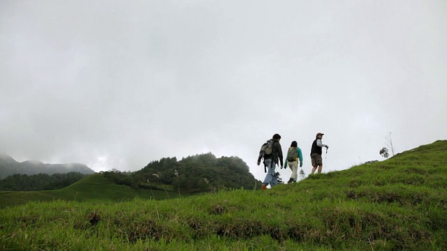 MS TS夫妇和导游在安第斯山脉徒步旅行/萨伦托，金迪奥，哥伦比亚视频素材