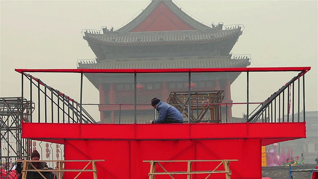 MS工人在春节前制作中国传统灯笼灯/西安，陕西，中国视频素材