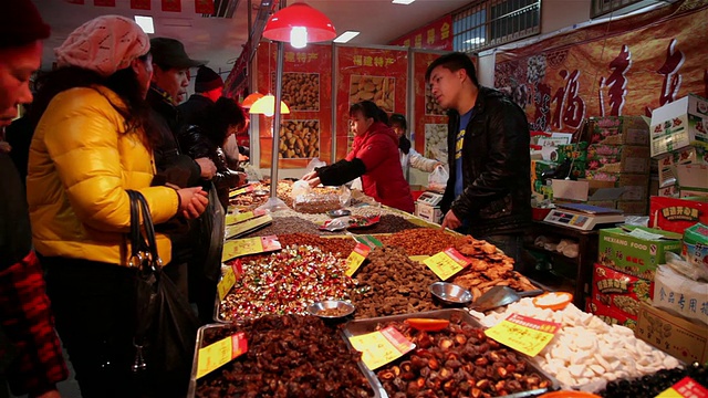 中国陕西西安春节市场特卖的各种食品视频素材