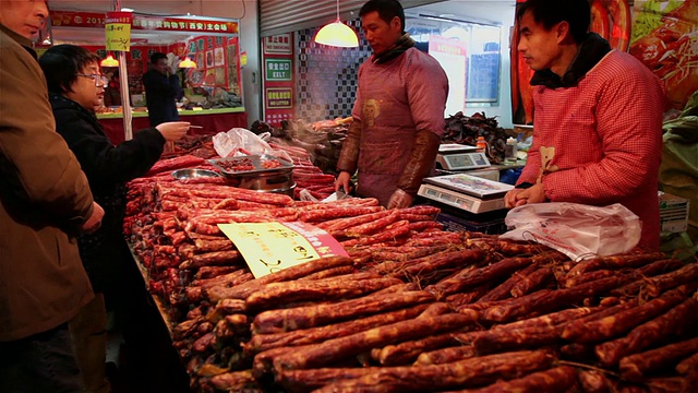 中国陕西西安春节市场特卖的各种肉制品视频素材