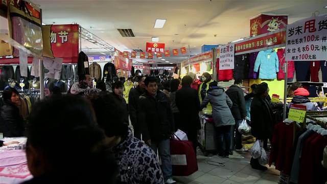 中国陕西西安，春节期间在市场特价销售的WS服装视频素材