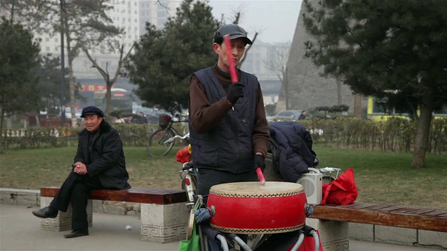 潘小姐:传统乐器锣鼓演奏者/中国陕西西安视频素材