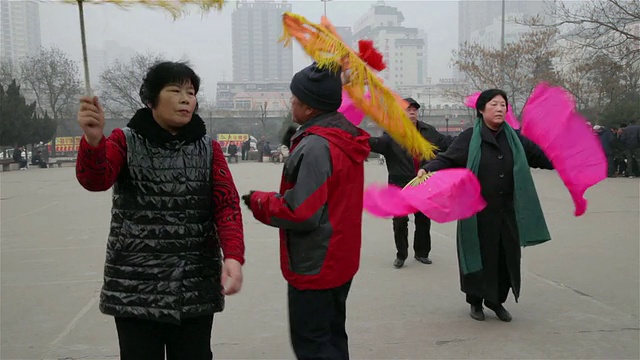 中国春节期间，人们在西安公园表演秧歌视频素材