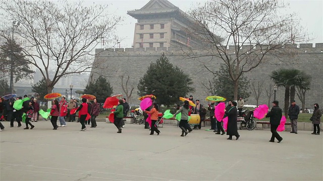 中国春节期间，人们在西安音响公园表演秧歌视频素材