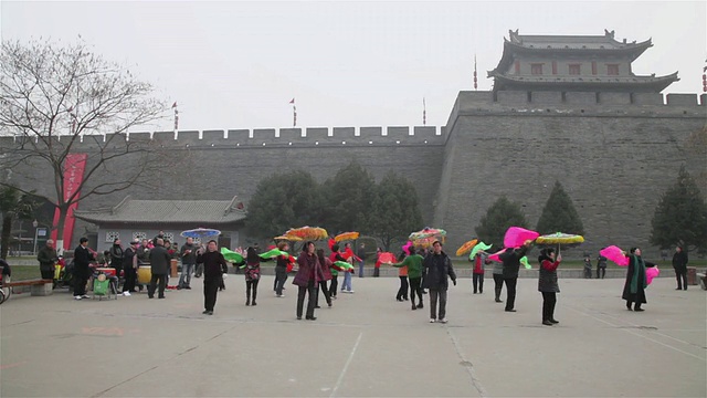 中国春节期间，陕西西安的秧歌表演视频素材