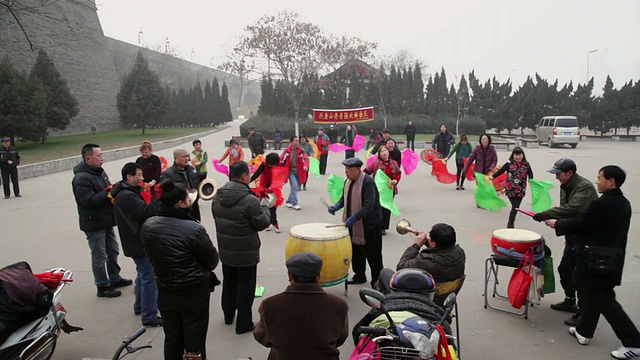 中国春节期间，人们在西安公园表演秧歌视频素材