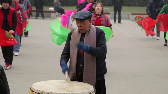 中国春节期间，人们在西安音响公园表演鼓和秧歌视频素材