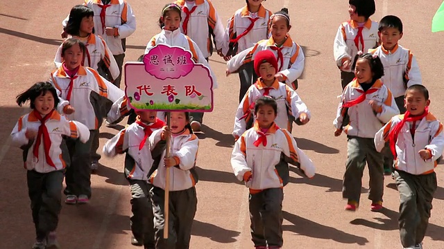 MS TS学校的孩子们参加学校运动会开幕式/西安，陕西，中国视频素材