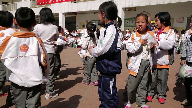 MS TS学校的孩子们在学校运动会上跑向终点线视频素材