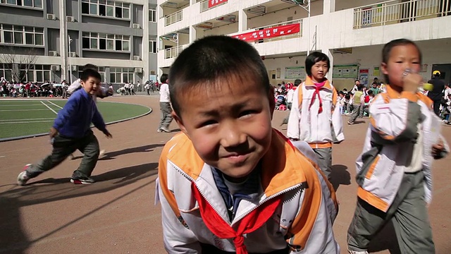 MS School kids playing on ground AUDIO /西安，陕西，中国视频素材