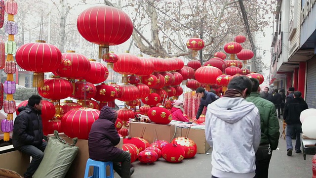 中国陕西西安，春节期间，人们在街头市场购买灯笼视频素材