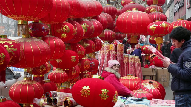 春节期间，人们在中国陕西西安的街头市场购买灯笼视频素材