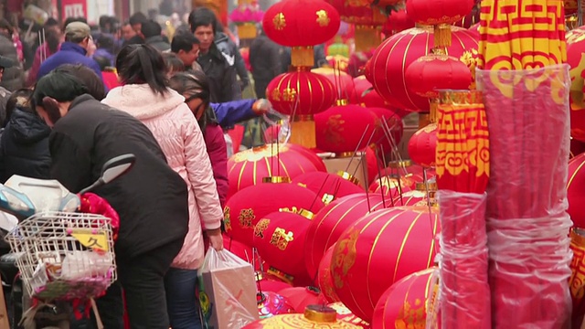 中国陕西西安，春节期间，人们在街边市场购买灯笼视频素材