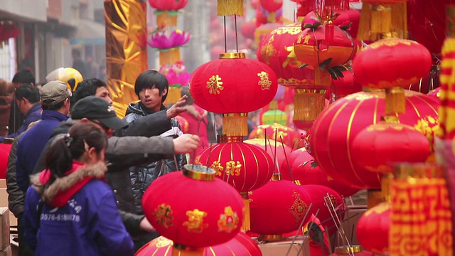 春节期间，人们在中国陕西西安的街头市场购买灯笼视频素材