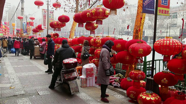 中国陕西西安，春节期间，人们在街头市场购买灯笼视频素材