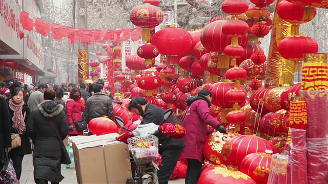 春节期间，人们在中国陕西西安的街头市场购买灯笼视频素材