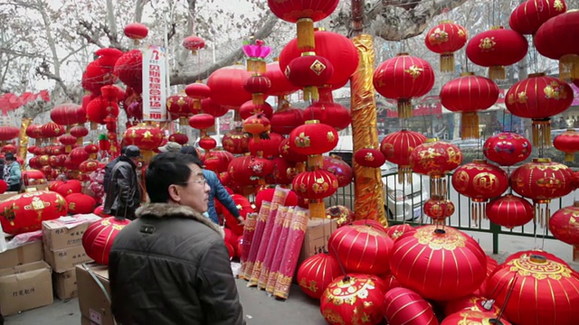 中国陕西西安，春节期间人们在街头市场购买灯笼视频素材