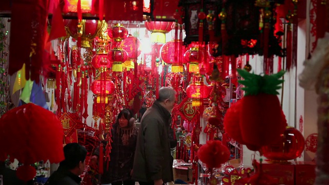 中国陕西西安，春节期间人们在市场上购买灯笼视频素材