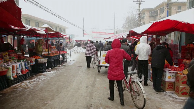 中国陕西西安下雪村WS街市场视频素材