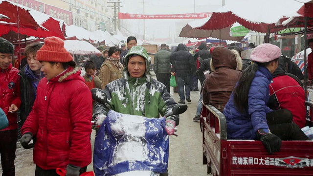 中国陕西西安下雪村WS街市场视频素材