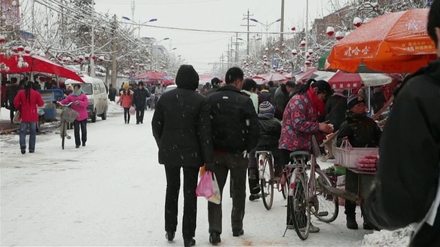 中国陕西西安下雪村WS街市场视频素材