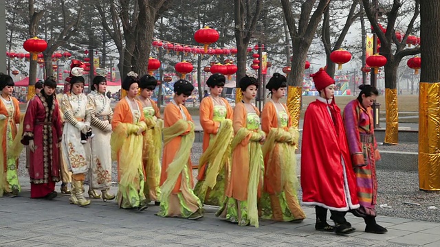 春节期间，中国陕西西安，女孩们装扮成古代伴娘在公园里散步视频素材