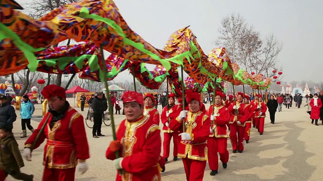 在庙会上表演舞龙庆祝中国春节视频素材