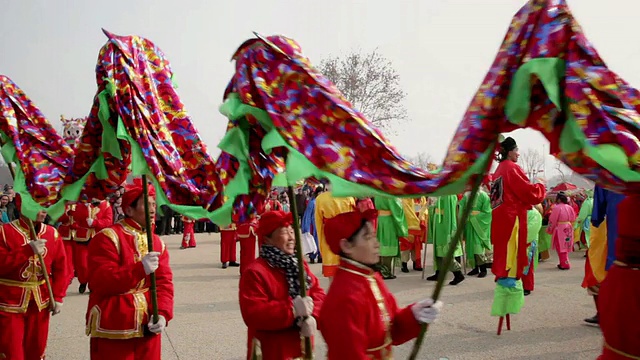 WS PAN中国民间艺人在庙会上表演庆祝中国春节视频素材