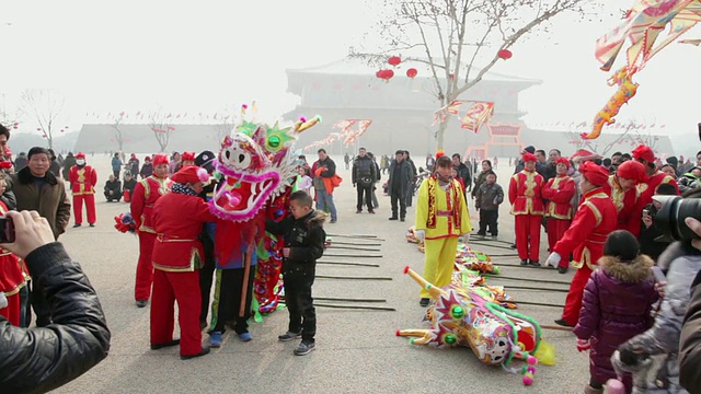 中国陕西西安庙会上男孩与龙合影庆祝春节视频素材