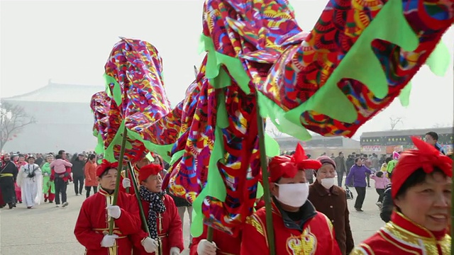 潘小姐在庙会上舞龙和民间艺术庆祝中国春节/陕西西安视频素材