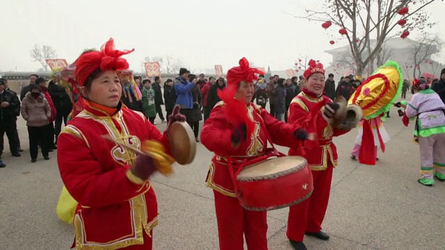 WS中国民间艺人在庙会上表演庆祝中国春节视频素材