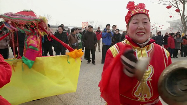 WS PAN中国民间艺人在庙会上演奏乐器庆祝中国春节视频素材