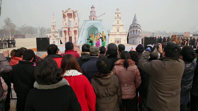 MS TU People watching performance at temple fair to celebrate Chinese spring festival音频/西安，陕西，中国视频素材