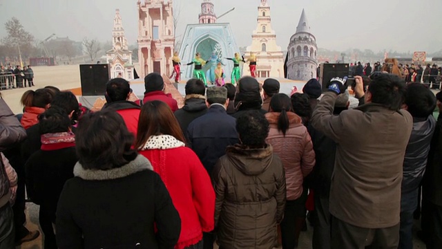 中国陕西西安，人们在庙会上观看表演庆祝春节视频素材