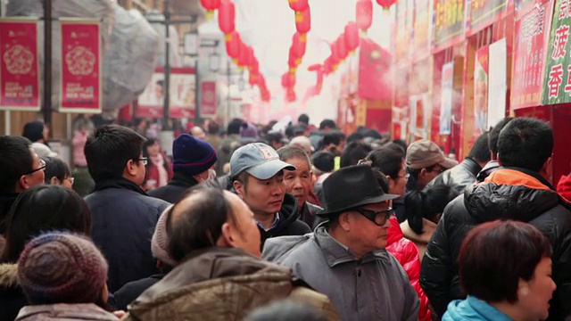 中国陕西西安庙会上庆祝春节的人群视频素材