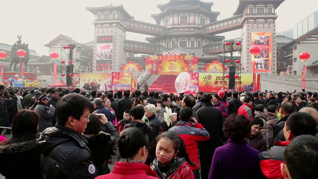 MS人们在庙会上观看表演庆祝中国春节音频/西安，陕西，中国视频素材