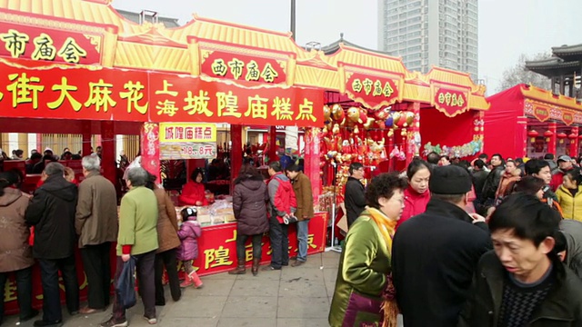 潘小姐在庙会上庆祝春节/陕西西安视频素材