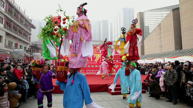 在庙会上，孩子们装扮成古代人物庆祝社火，社火是中国春节期间的传统节日民俗庆祝活动/陕西西安，中国视频素材