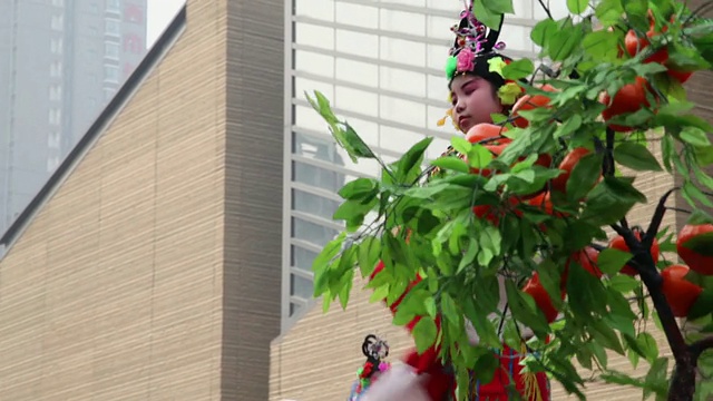 在庙会上，孩子们装扮成古代人物庆祝社火，社火是中国春节期间的传统节日民俗庆祝活动/陕西西安，中国视频素材