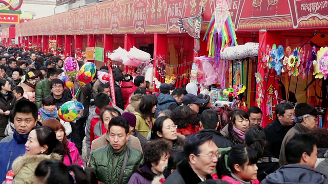 中国陕西西安庙会上庆祝春节的人群视频素材