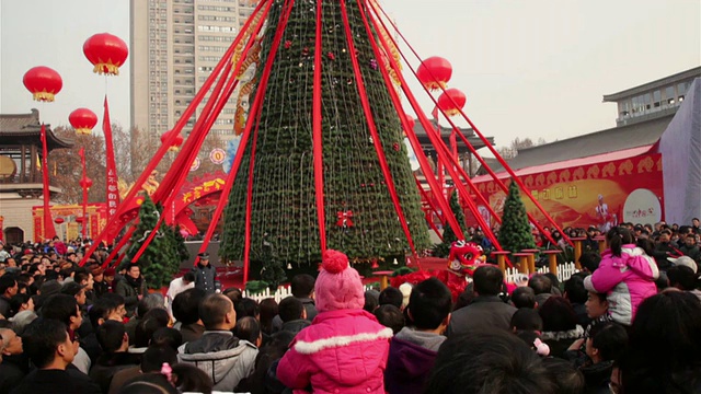 MS TD中国民间艺人在庙会上表演舞狮庆祝春节/陕西西安视频素材