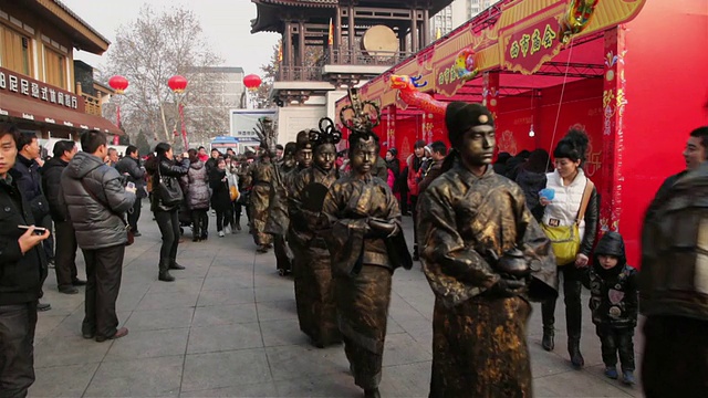 中国陕西西安，庙会上中国人庆祝春节的活雕塑视频素材