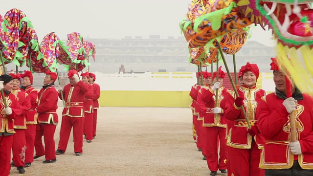 MS TD ZO人们在庙会表演舞龙庆祝中国春节音响/西安，陕西，中国视频素材