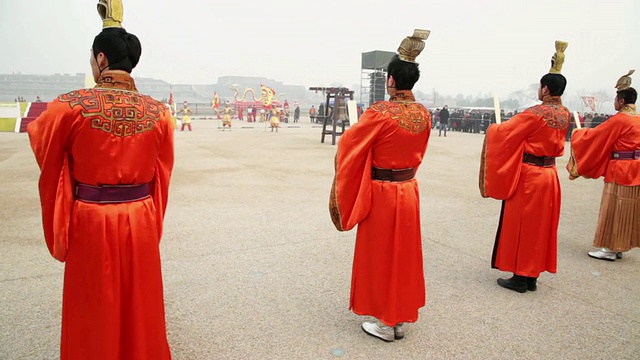 潘小姐:中国春节期间，人们身着唐代服饰，展示着传统仪式视频素材